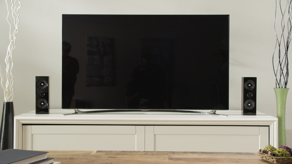 First Look At The Samsung Qn65q8c And Sony Xbr65x930e 4k Tvs The