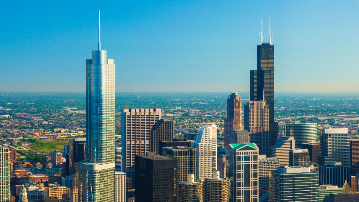 The Chicago skyline during the day, with the Sears/Willis Tower and the Trump tower in focus