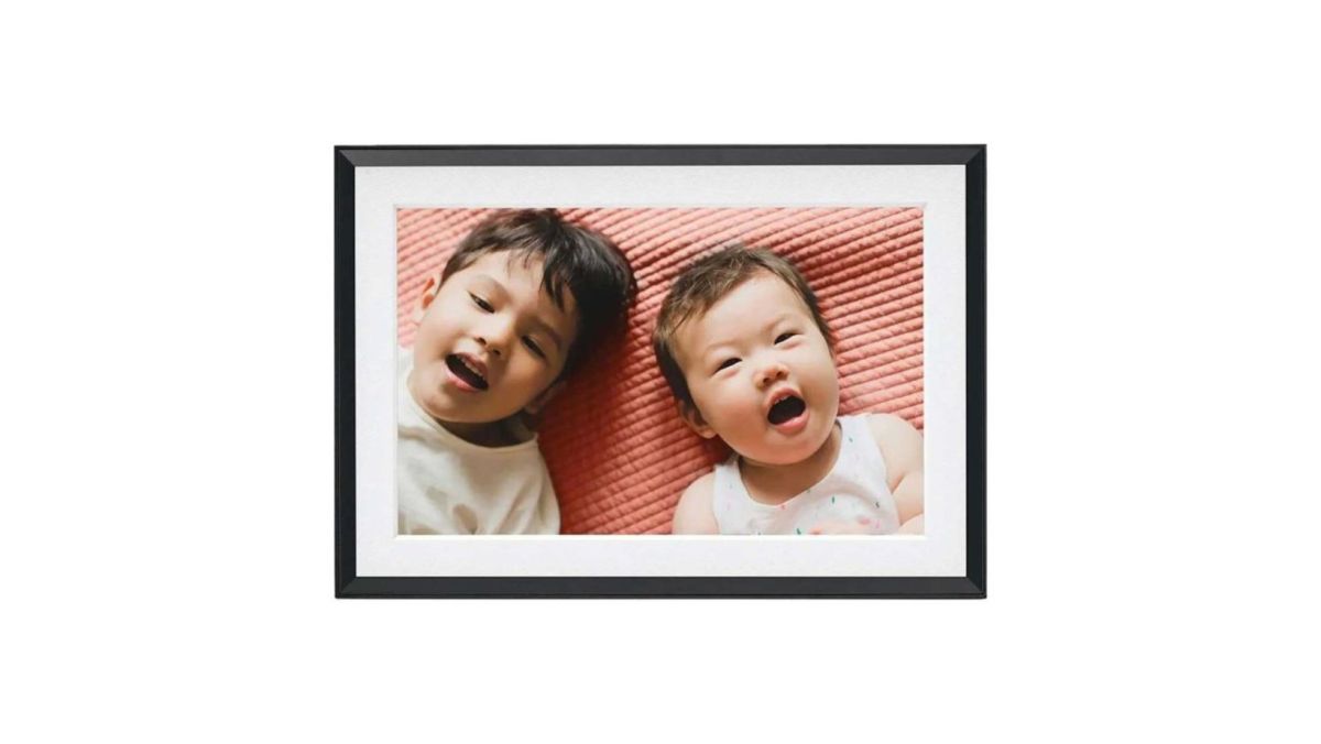 Aura Carver Mat digital photo frame with a picture of a toddler and a baby smiling up at the camera